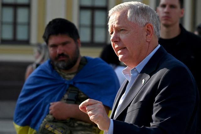 Le sénateur américain Lindsey Graham s'est rendu en Ukraine fin mai. Il y a notamment rencontré le président Volodymyr Zelensky. [AFP - Sergei Supinsky]