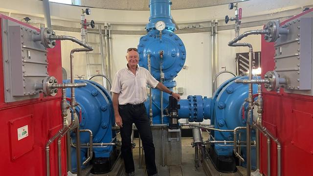 Gérard Luyet, directeur du Service de l'eau, aux Services industriels de Genève, devant la machinerie d'activation du Jet d'eau de Genève. [RTS - Ainhoa Ibarrola]