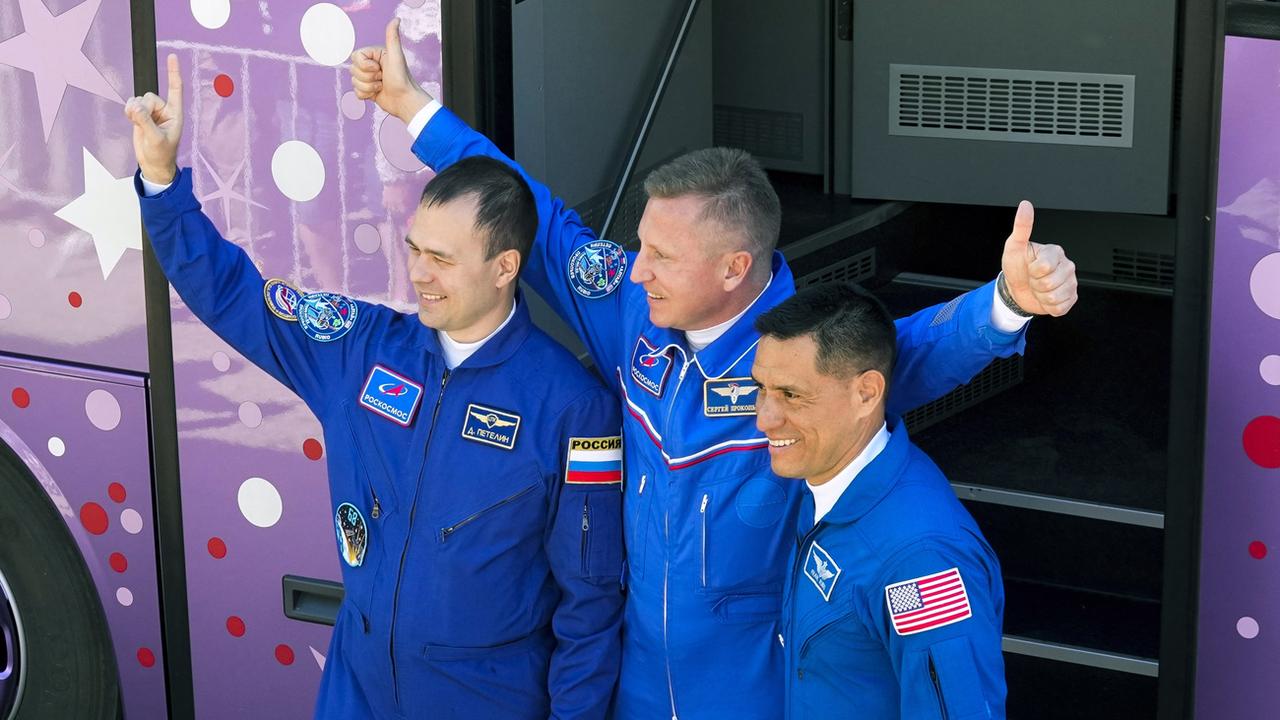 Les astronautes Dmitri Petelin, Sergey Prokopyev et Frank Rubio (de gauche à droite) qui se sont envolés en septembre 2022 vers l'ISS ne pourront rentrer sur Terre avant septembre 2023. [Keystone - Dmitri Lovetsky]