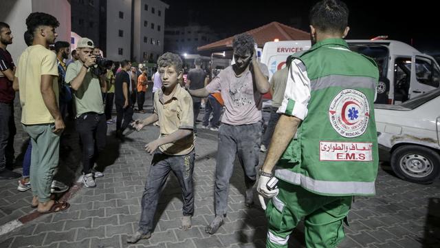 Des adolescents blessés sont assistés par des médecins militaires palestiniens à Gaza, le 9 octobre 2023. [Keystone/EPA - Haitham Imad]