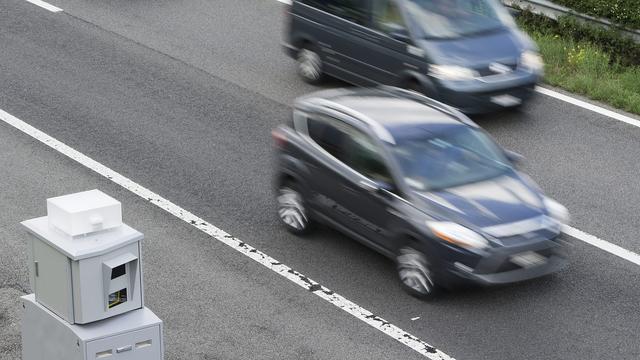 Les conducteurs ont plus tendance à lever le pied lorsqu'ils voient un radar. [Keystone - Jean-Christophe Bott]