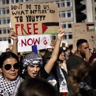 Manifestation de soutien aux Palestiniens à Zurich. [Keystone - Michael Buholzer]