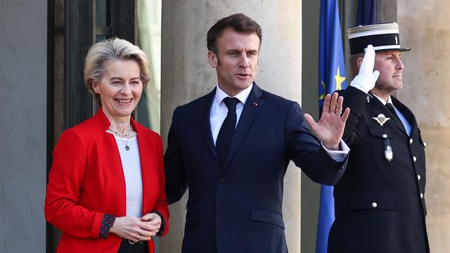 Emmanuel Macron accueille la présidente de la Commission européenne Ursula von der Leyen pour une réunion à l'Elysée à Paris. [EPA/ Keystone - Mohammed Badra]