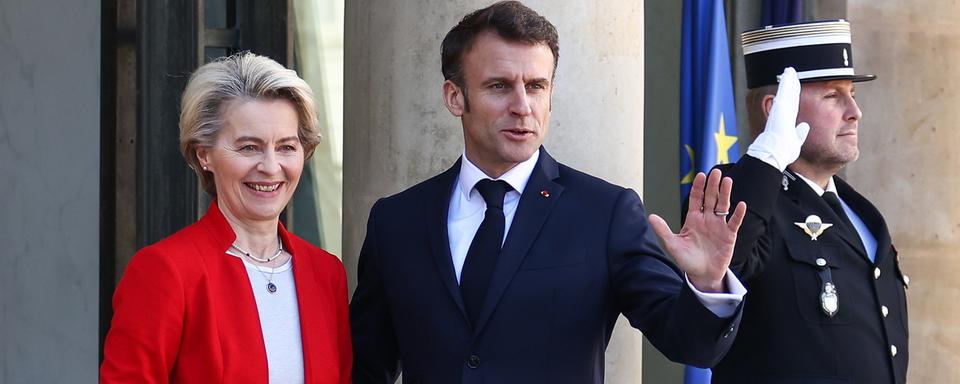 Emmanuel Macron accueille la présidente de la Commission européenne Ursula von der Leyen pour une réunion à l'Elysée à Paris. [EPA/ Keystone - Mohammed Badra]