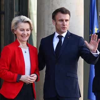 Emmanuel Macron accueille la présidente de la Commission européenne Ursula von der Leyen pour une réunion à l'Elysée à Paris. [EPA/ Keystone - Mohammed Badra]