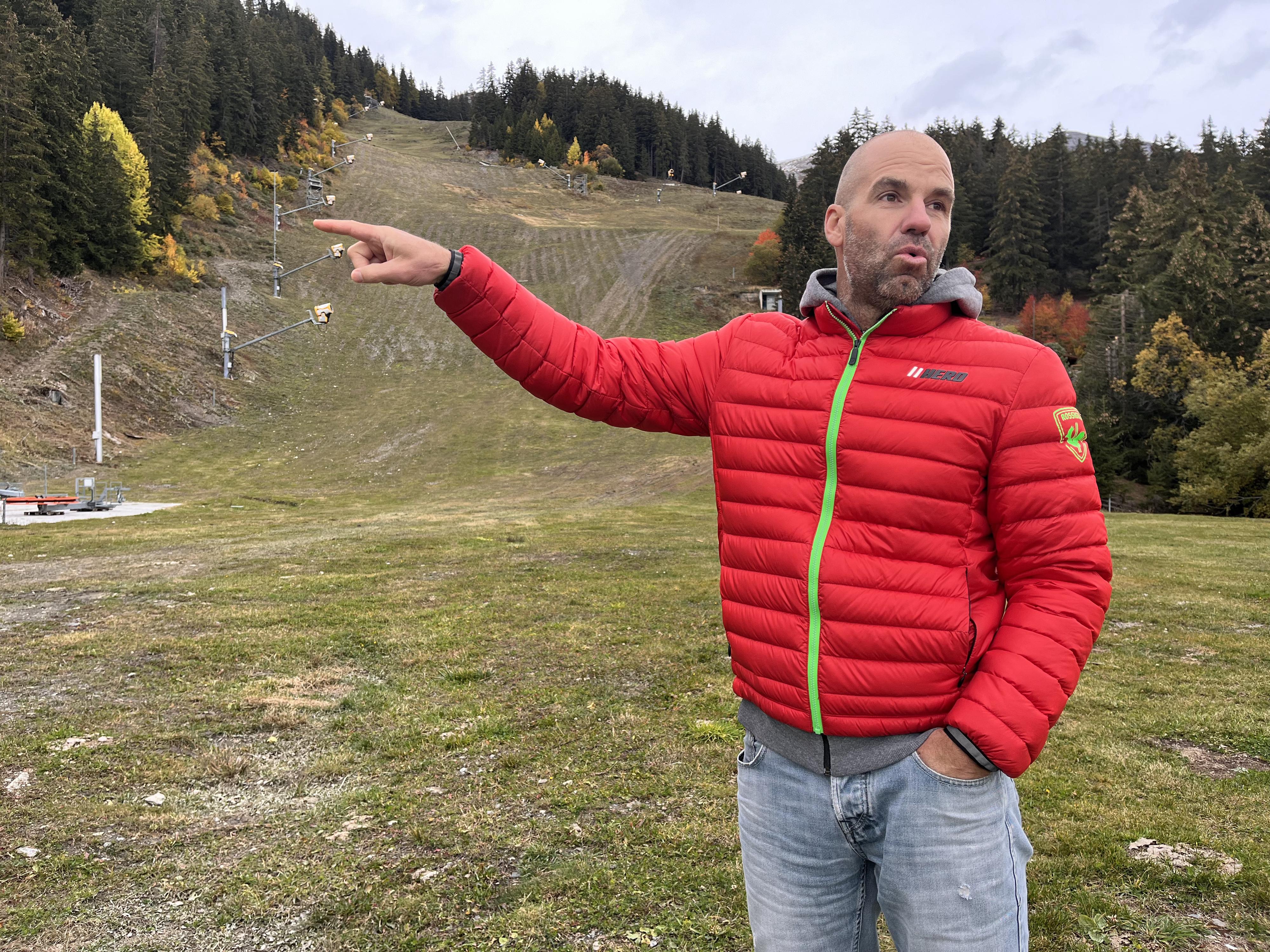 L'ancien skieur Didier Défago, au bas des pistes qui accueilleront les Mondiaux de 2027. [RTS - Cédric Guigon]