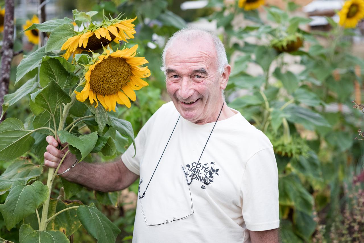 Jean-Pierre Masclet est un personnage incontournable de notre émission. A son contact, on sent qu’il en a sous la sandale. L’esbroufe ne prend pas avec notre vénérable jardinier qui a tout vécu ou presque. Il vous répondra sans pincettes, sans langue de bois, mais avec une générosité sans faille. [©Guillaume Perret]