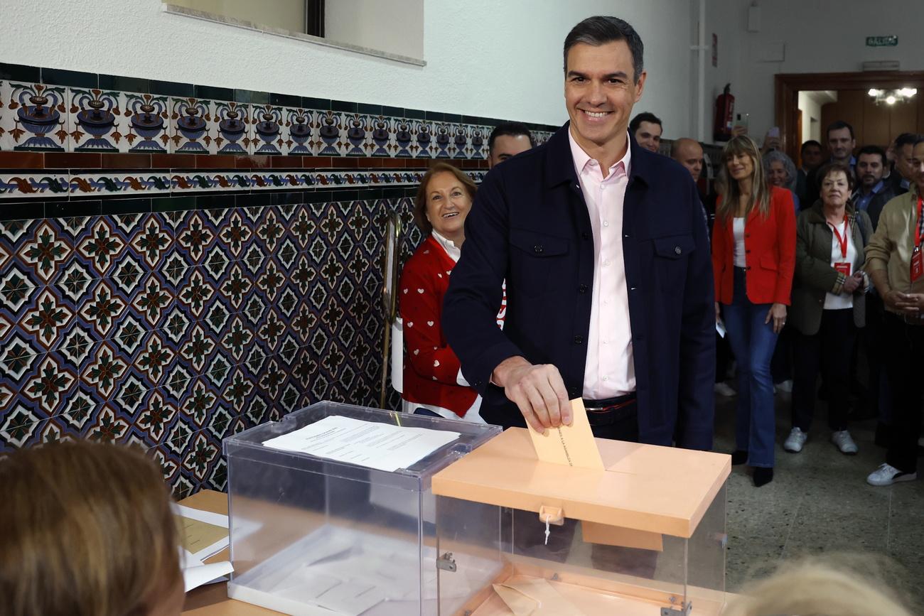 Le Premier ministre espagnol Pedro Sánchez a voté vers 9h30 dans un bureau à Madrid. [Keystone - J.J. Guillen]