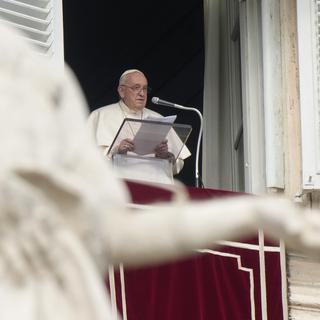 Le pape François a à nouveau rendu hommage à son prédécesseur le pape Benoît XVI, décédé samedi à 95 ans. [Keystone/AP Photo - Andrew Medichini]