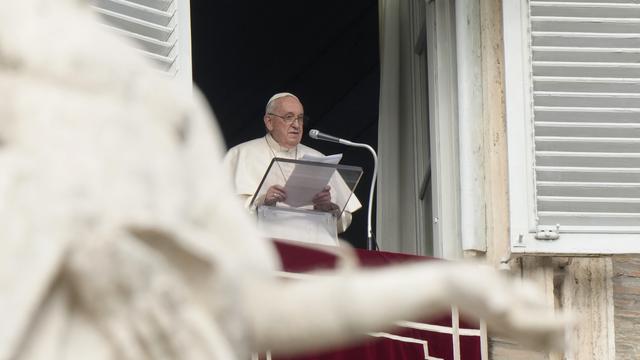 Le pape François a à nouveau rendu hommage à son prédécesseur le pape Benoît XVI, décédé samedi à 95 ans. [Keystone/AP Photo - Andrew Medichini]