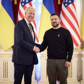 Joe Biden et Volodymyr Zelensky à Kiev. [Keystone - EPA/President of Ukraine]