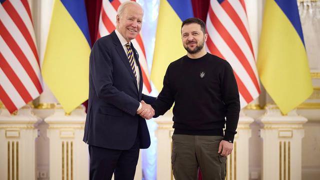 Joe Biden et Volodymyr Zelensky à Kiev. [Keystone - EPA/President of Ukraine]