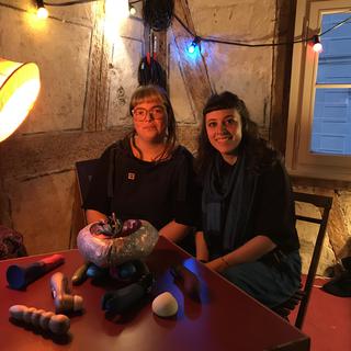 Pöili du sex-shop zurichois Untamed Love (g) et Rebecca Bühler, qui organise des Apéro-Sexo à Fribourg (d). [RTS - Camille Degott]