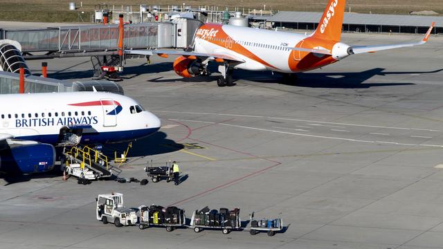 Des chariots de l'entreprise Dnata sur le tarmac de l'aéroport de Genève. [Keystone - Laurent Gilliéron]