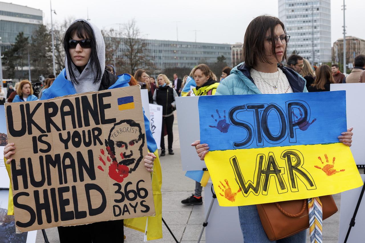 Plus de 400 personnes se sont rassemblées sur la Place des Nations à Genève pour marquer la première année du début de l'invasion russe en Ukraine. [Keystone - Salvatore Di Nolfi]