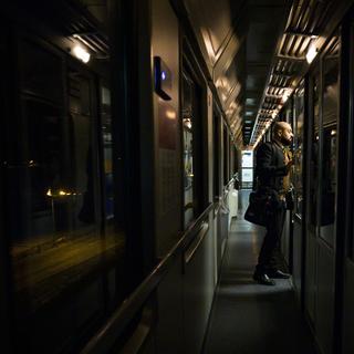Un contrôleur inspecte un train de nuit autrichien qui relie les villes de Vienne et de Zürich. [Keystone - Leandre Duggan]