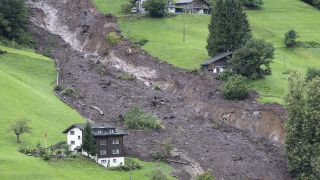 Mercredi 30 août: un glissement de terrain a détruit ou enseveli une bonne demi-douzaine de maisons mardi en fin de journée à Schwanden (GL). [Keystone - Ennio Leanza]