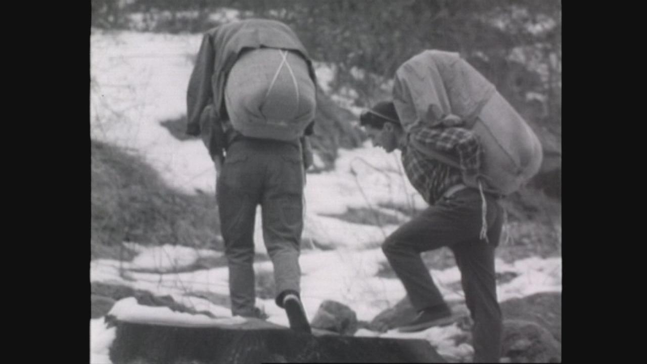 Des contrebandiers italiens traversent la frontière avec des bricolla, sorte de sac à dos en osier, remplis de marchandises. [RTS]