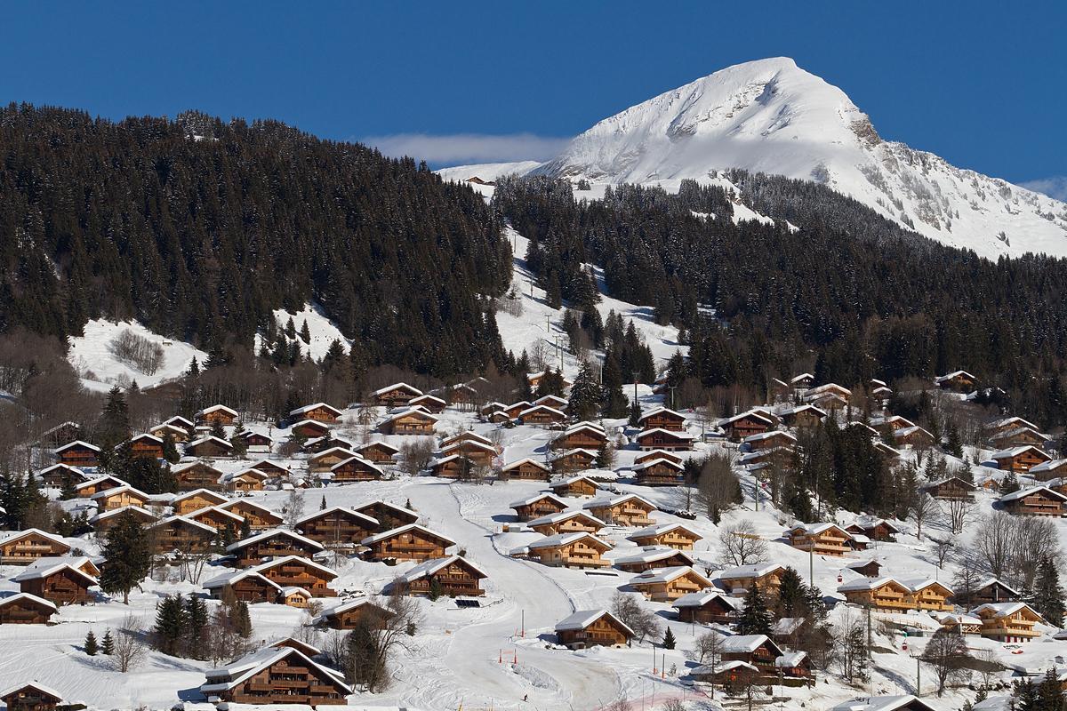 La piste de retour au télécabine en 2012, grignotée petit à petit par les constructions. [CC BY 3.0 - Roland Zumbuehl]