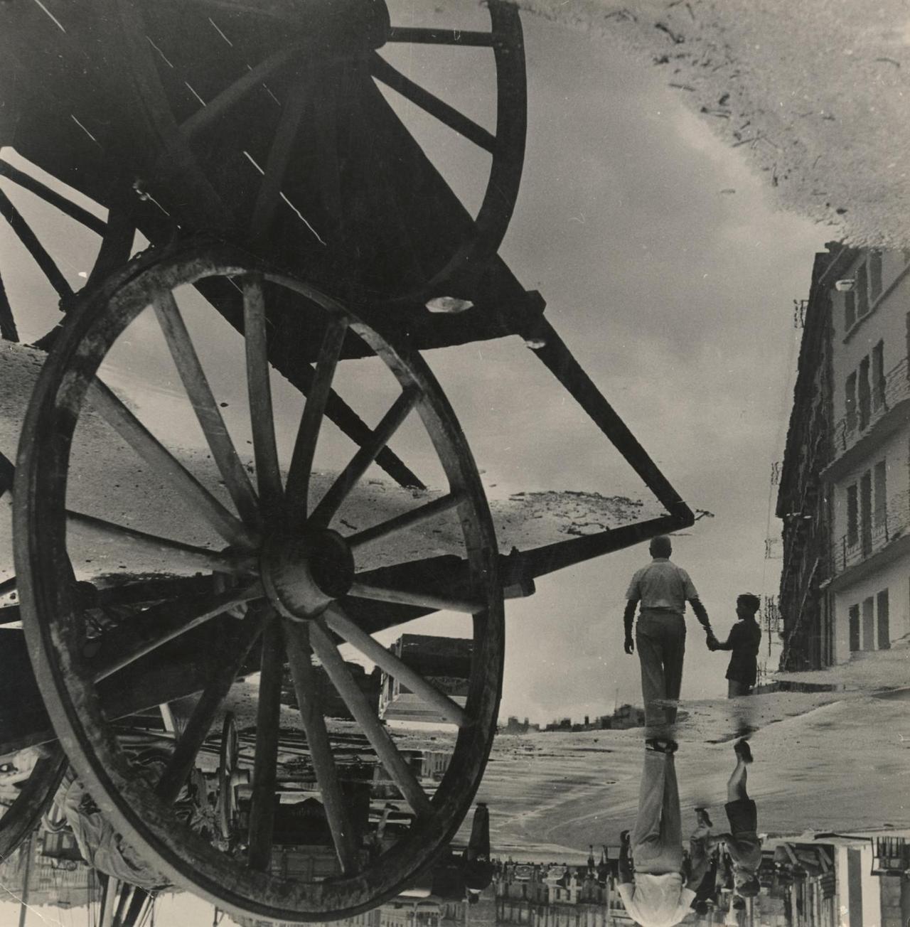 Agnès Varda, "Reflet sur les quais de Sète" (1950), tirage argentique. [Succession Agnès Varda/Collection Rosalie Varda/Rencontres de la photographie d'Arles - Agnès Varda]