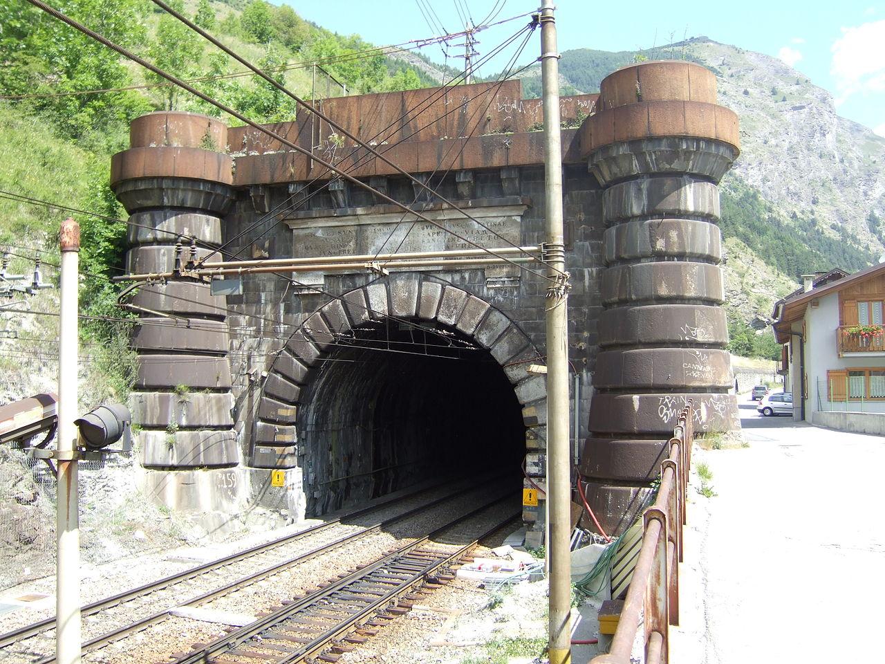 Le portail du tunnel actuel côté Italie. Les nouvelles normes de sécurité réduisent drastiquement sa capacité. [Wikipédia - K. Weise]