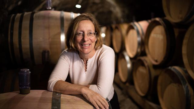 Portrait de Marie-Thérèse Chappaz, vigneronne, pris dans la cave de son domaine viticole à Saxon, dans le canton du Valais. [Keystone - Olivier Maire]