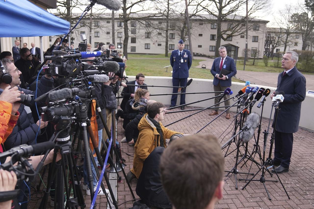 Le secrétaire général de l'Otan Jens Stoltenberg s'est exprimé devant des journalistes à l'occasion de la rencontre d'une cinquantaine de pays soutenant l'Ukraine sur la base américaine de Ramstein, en Allemagne, le 21 avril 2023. [Keystone - Matthias Schrader/AP Photo]