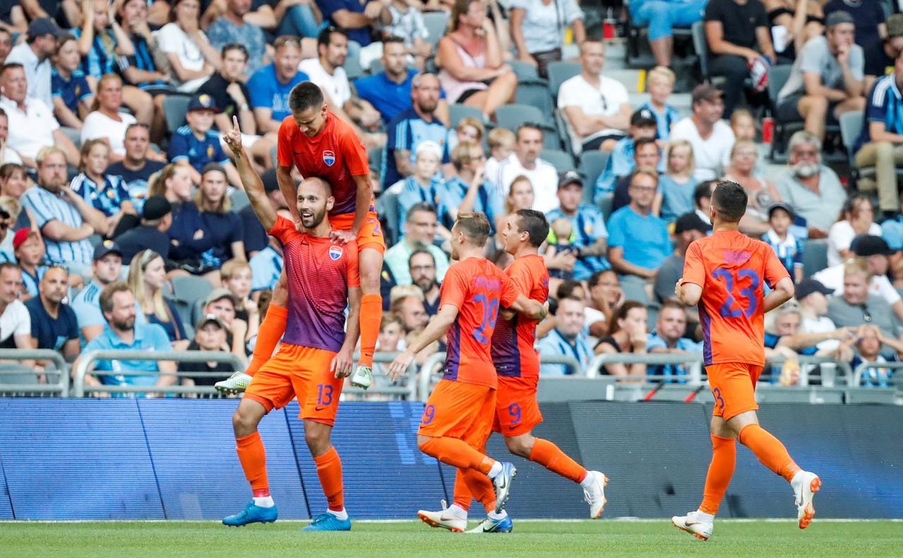 Des joueurs du FC Marioupol avec leur maillot orange. [Reuters - TT News Agency/Christine Olsson]