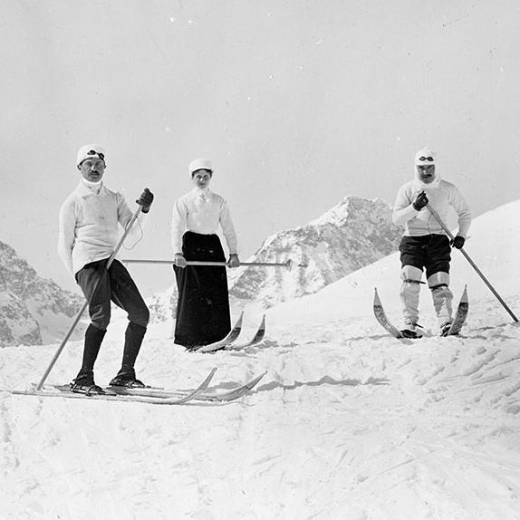 Skieurs dans les Grisons en 1890. Dès 1870, les touristes britanniques fortunés se rendaient à Gstaad ou Saint-Moritz en vacances. Passionnés de sports en tous genres, ils découvrirent très vite les joies de la glisse et contribuèrent grandement à populariser le ski en Suisse. [Musée national suisse]