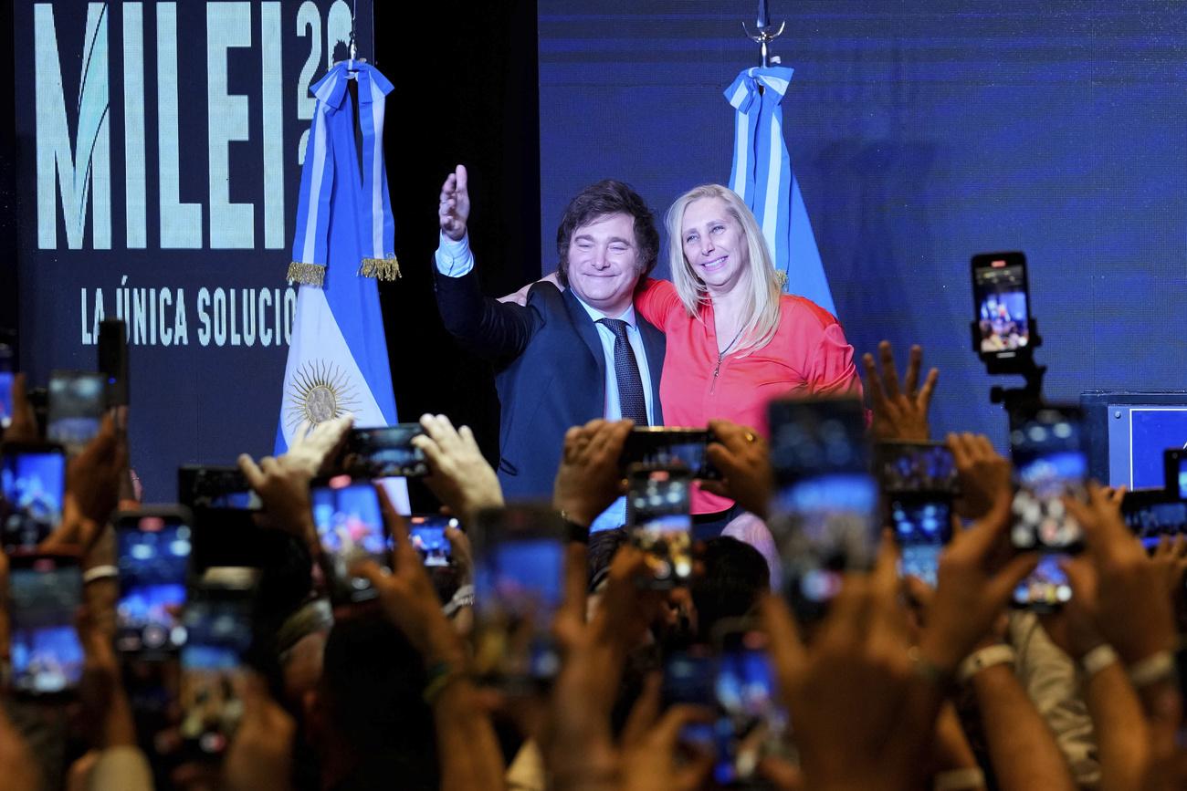 Javier Milei et sa soeur, Karina Milei, lors de son discours de victoire. [AP/Keystone - Natacha Pisarenko]