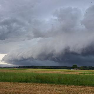 Jeudi 22 juin: une image prise à l'Isle (VD) juste avant l'arrivée de l'orage. [VosInfos - Sylvia Wagnon]