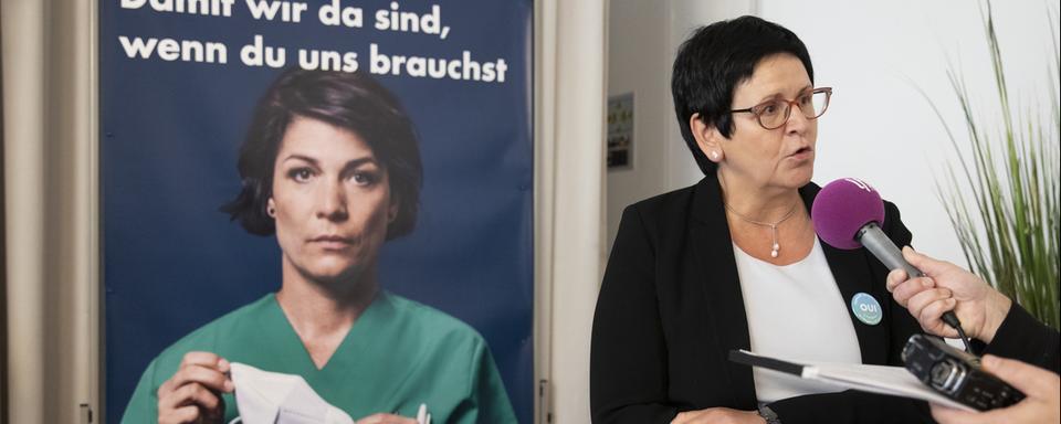 Sophie Ley, présidente de l'Association suisse des infirmières et infirmiers (ASI), lors du lancement de l'initiative sur les soins, le mercredi 6 octobre 2021. [Keystone - Peter Klaunzer]