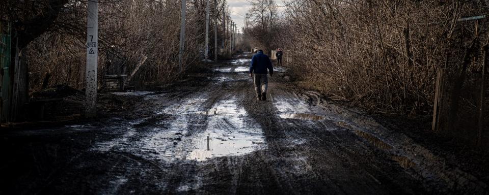 La route qui relie Minkivka et Bakhmout. [Anadolu Agency/AFP - Ignacio Marin]