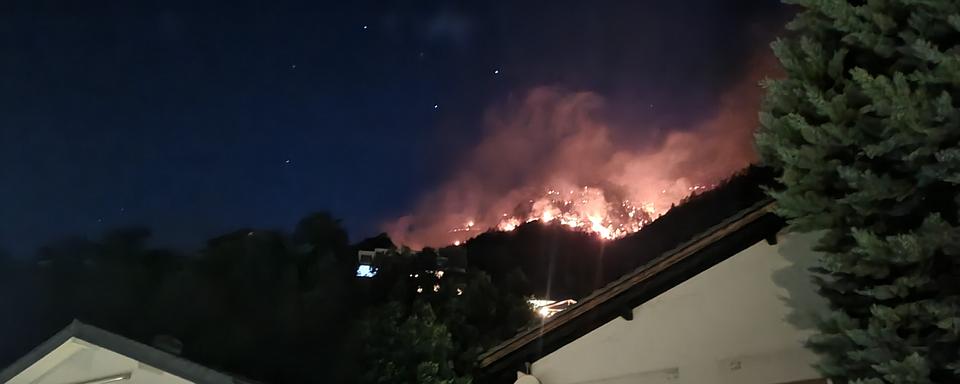 Vue sur l''incendie depuis Bitsch. [RTS - Romain Boisset]