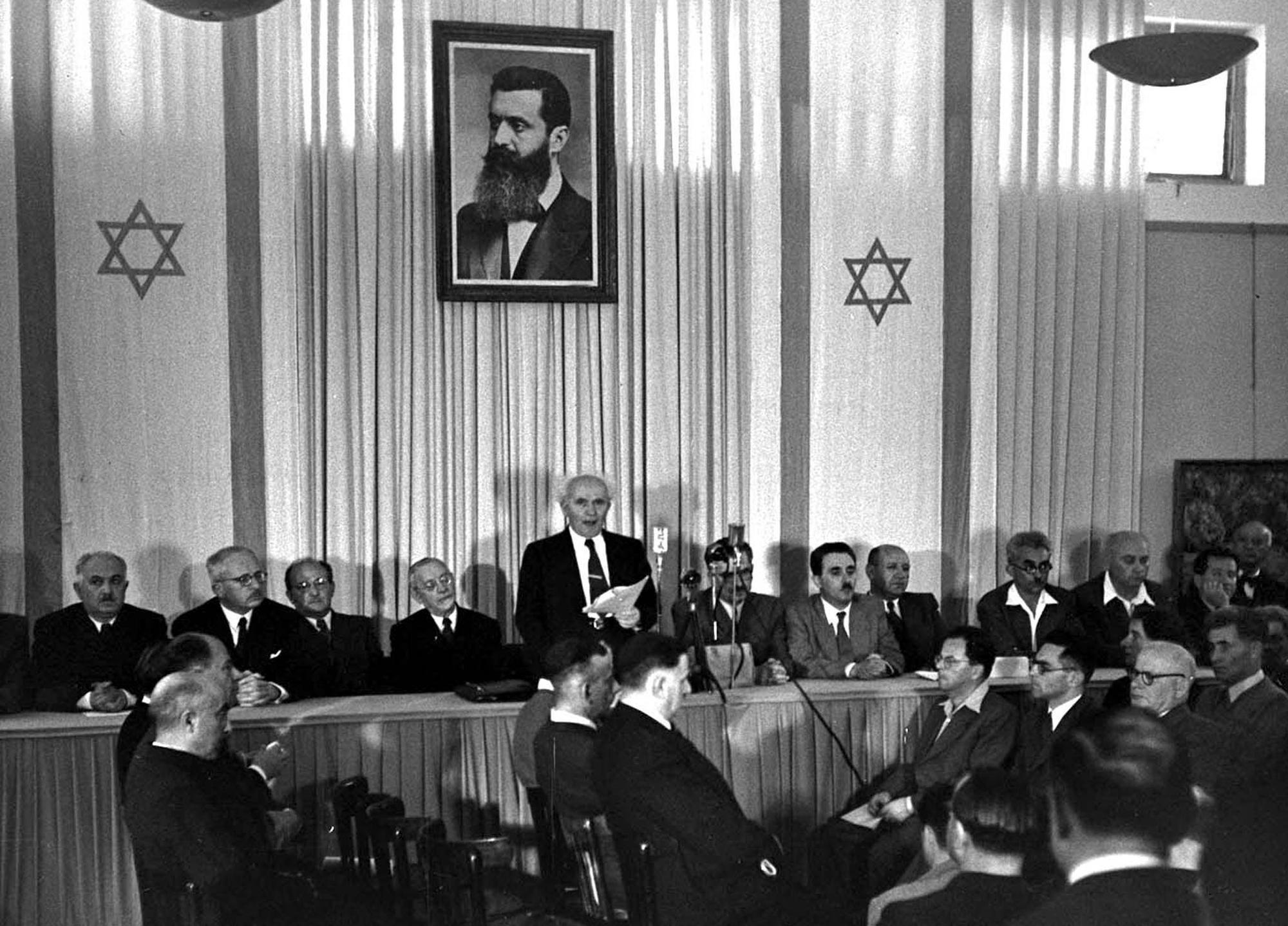David Ben Gourion (au centre), le premier Premier ministre israélien, déclare le 15 mai 1948 l'indépendance de l'État d'Israël. [reuters - Ho New]