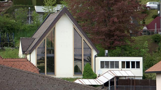 Les vitraux de l’ancienne chapelle du Locle ont été transformés en baies vitrées. [RTS]