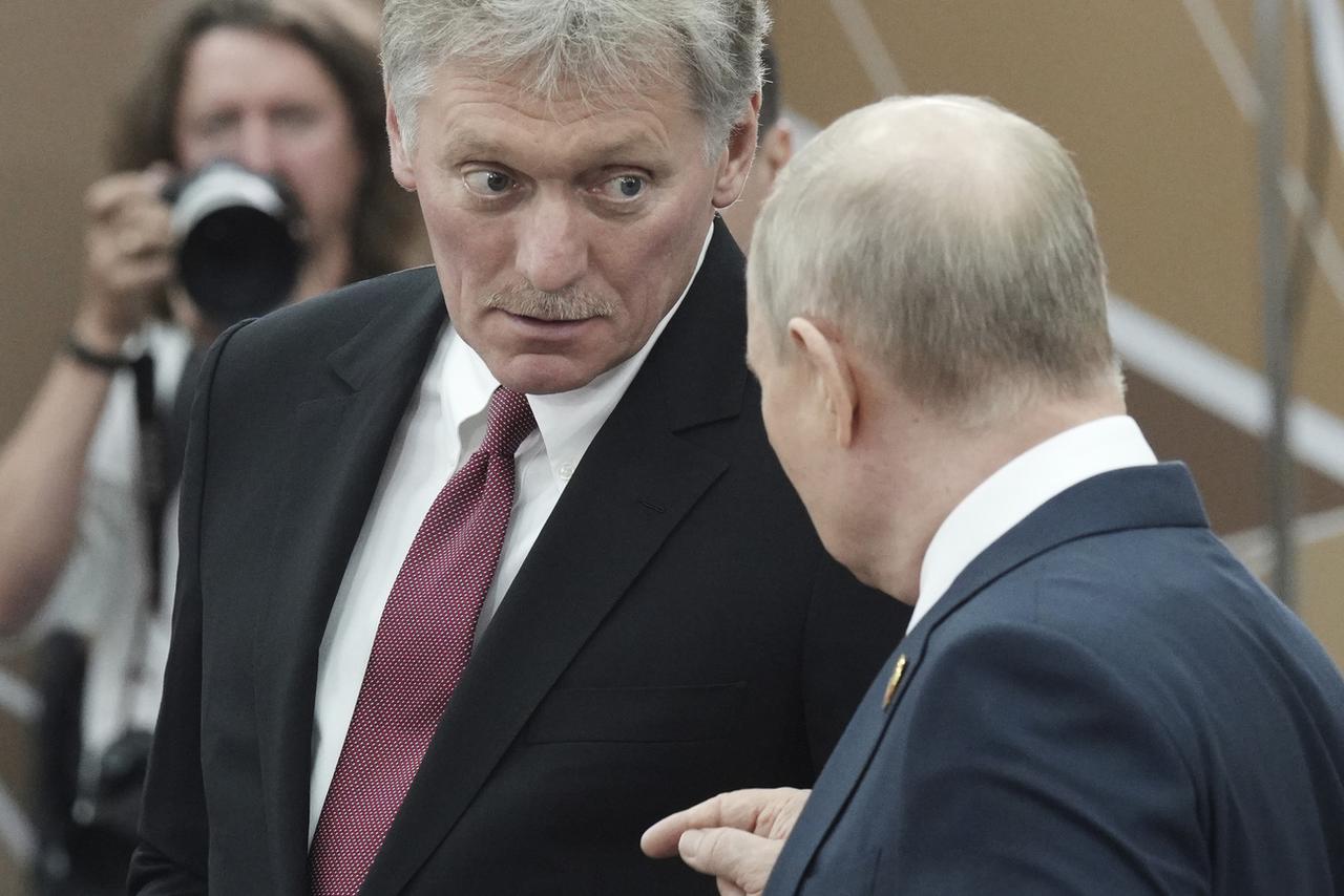 Le porte-parole de la présidence russe, Dmitri Peskov, et Vladimir Poutine, photographiés ici à St-Pétersbourg en juillet 2023. [AP/Keystone - Alexei Danichev]