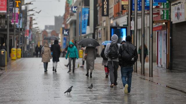 Des personnes marchent dans Henry Street à Dublin, en Irlande, dimanche 31 janvier 2021 (image d'illustration). [AFP - Artur Widak / NurPhoto]