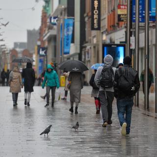 Des personnes marchent dans Henry Street à Dublin, en Irlande, dimanche 31 janvier 2021 (image d'illustration). [AFP - Artur Widak / NurPhoto]