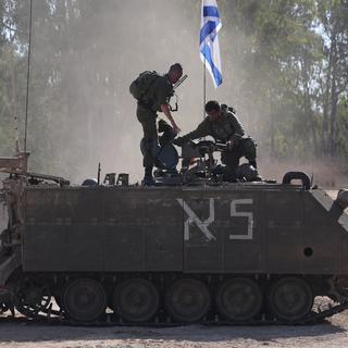 Des soldats israéliens patrouillent à la frontière avec la bande de Gaza le 26.10.2023. [EPA/Keystone - Abir Sultan]