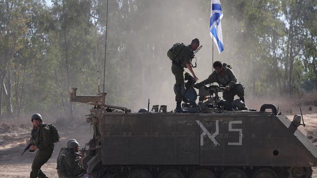 Des soldats israéliens patrouillent à la frontière avec la bande de Gaza le 26.10.2023. [EPA/Keystone - Abir Sultan]