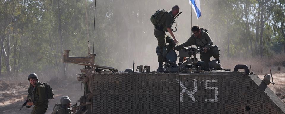 Des soldats israéliens patrouillent à la frontière avec la bande de Gaza le 26.10.2023. [EPA/Keystone - Abir Sultan]