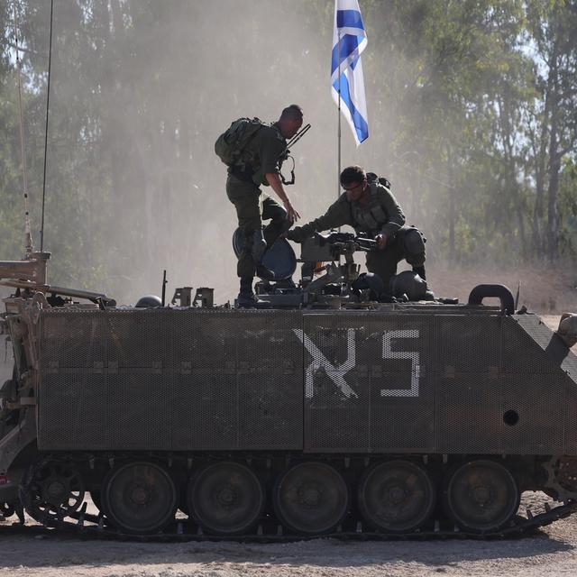 Des soldats israéliens patrouillent à la frontière avec la bande de Gaza le 26.10.2023. [EPA/Keystone - Abir Sultan]