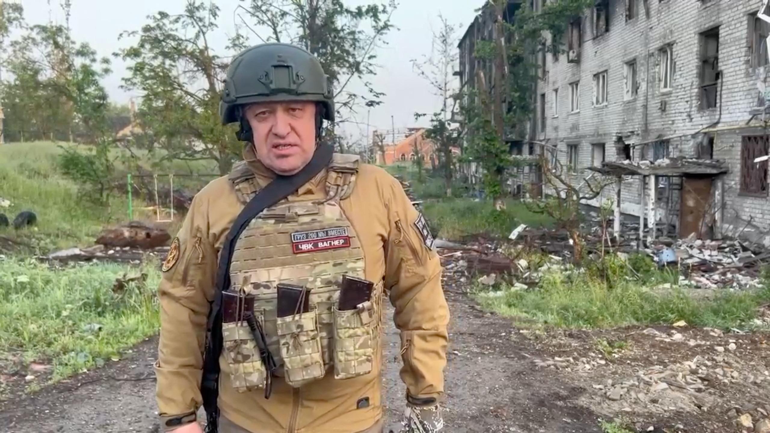 Le fondateur du groupe paramilitaire Wagner a publié une vidéo jeudi, dans laquelle il annonce le transfert du contrôle de la ville de Bakhmout à l'armée russe. [Reuters - Press service of "Concord"]