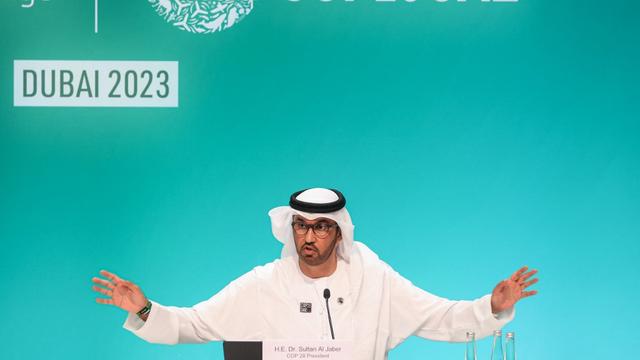 Le président émirati de la COP28, Sultan Al Jaber, a réaffirmé lundi qu'il respectait les préconisations scientifiques sur le changement climatique et qu'il appelait à réduire les émissions de gaz à effet de serre de 43% d'ici à 2030. [afp - KARIM SAHIB]