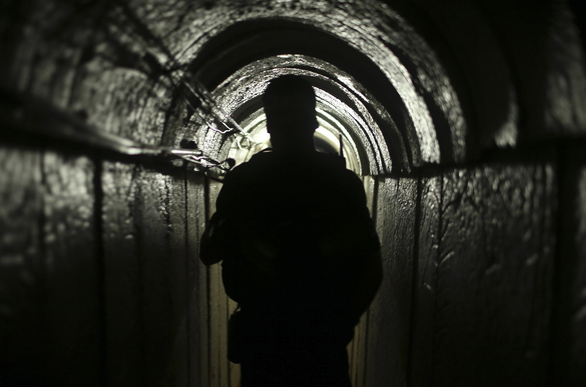 Un combattant palestinien de la branche armée du mouvement Hamas photographié à l'intérieur d'un tunnel souterrain à Gaza, le 18 août 2014 (image d'illustration). [reuters - Mohammed Salem]
