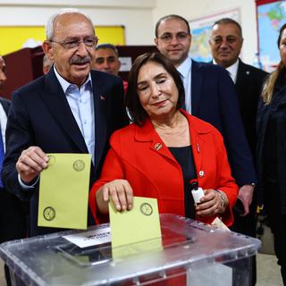 Kemal Kiliçdaroglu, candidat de l'opposition à l'élection présidentielle turque, est allé voter avec son épouse Selvi dans la ville d'Ankara. [Keystone/EPA - Sedat Suna]