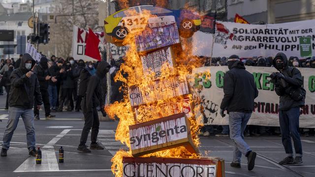 Heurts à une "manifestation révolutionnaire pour le climat" à Bâle. [Keystone - Georgios Kefalas]