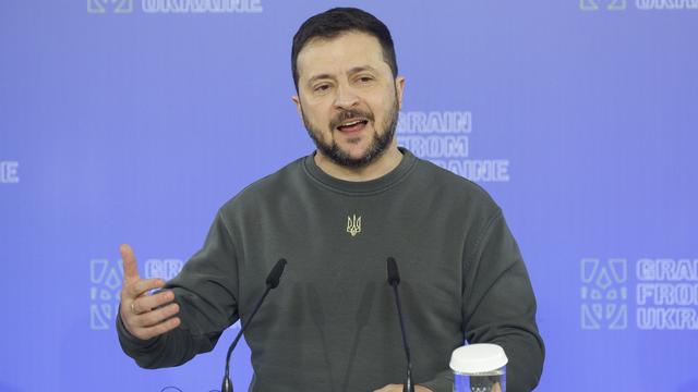 Le président ukrainien Volodymyr Zelensky s'exprime lors d'une conférence de presse à Kiev, le 25 novembre 2023. [Keystone - EPA/SERGEY DOLZHENKO]