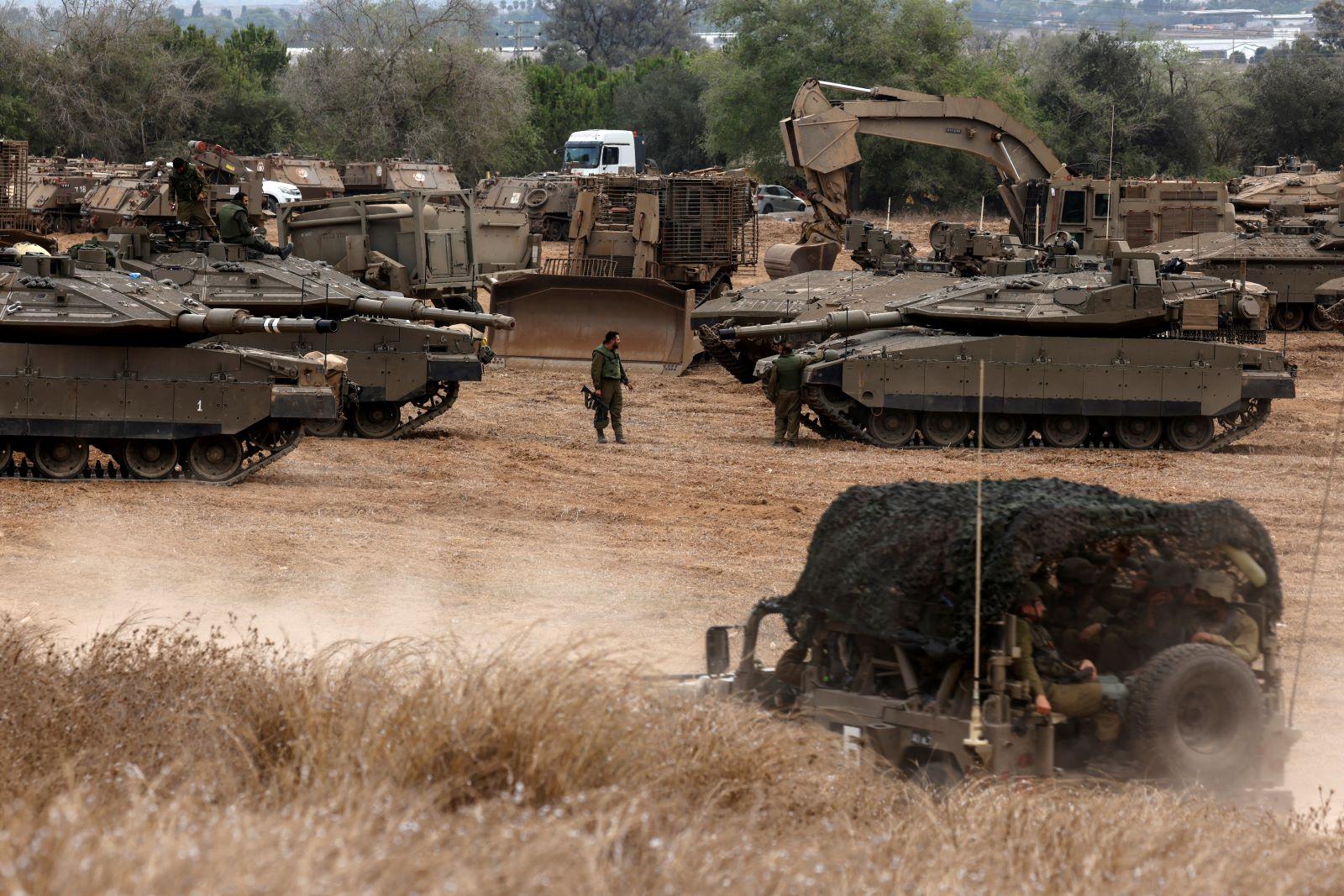 Des chars et des véhicules militaires israéliens se rassemblent du côté israélien de la frontière de Gaza, le 9 octobre 2023. [reuters - Amir Cohen]